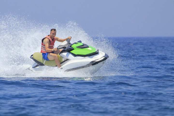 5 Exhilarating Jet Skiing Spots in Rhode Island